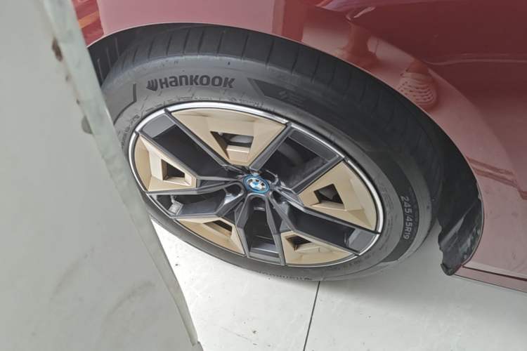 Used BMW i5 2024 eDrive 35L Luxury Model with M Sport Package Left Front Wheel Hub