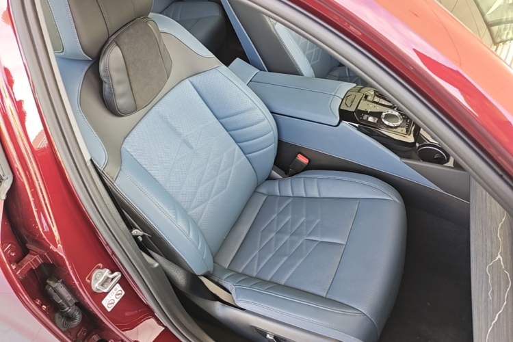 Used BMW i5 2024 eDrive 35L M Sport Package Right Front Seat