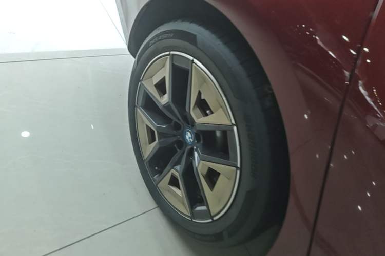 Used BMW i5 2024 eDrive 35L Luxury Model with M Sport Package Right Rear Wheel Hub