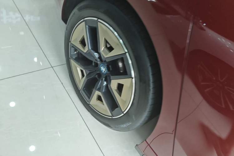 Used BMW i5 2024 eDrive 35L Luxury Model with M Sport Package Right Rear Wheel Hub