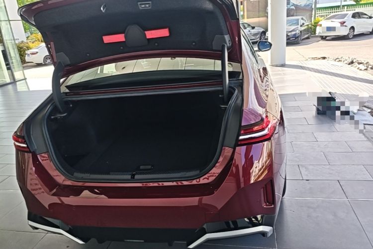 Used BMW i5 2024 eDrive 35L M Sport Package Trunk