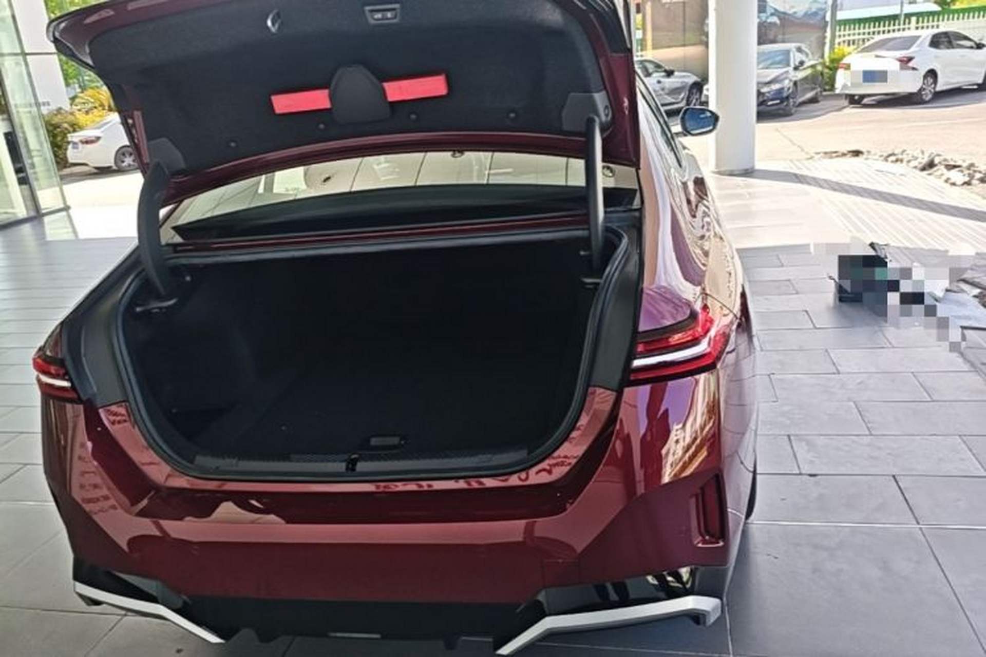 Used BMW i5 2024 eDrive 35L M Sport Package Trunk