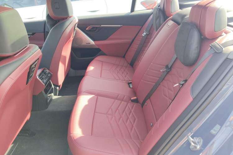Used BMW i5 2024 eDrive 35L Prestige Luxury Package Interior 4