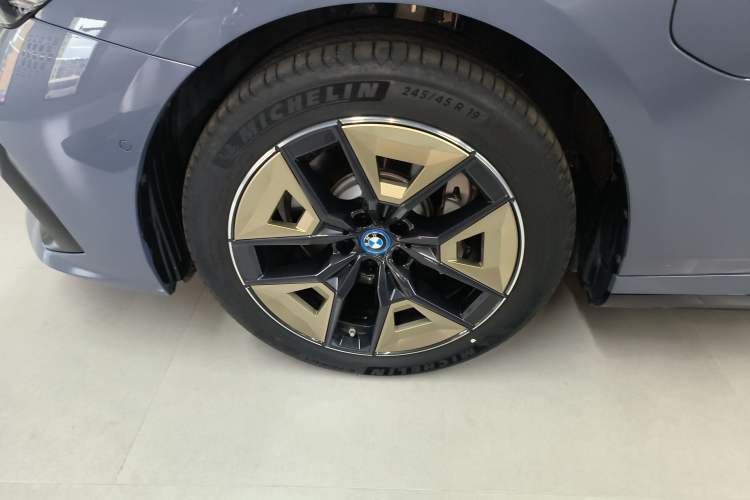 Used BMW i5 2024 eDrive 35L M Sport Package Left Front Wheel Hub