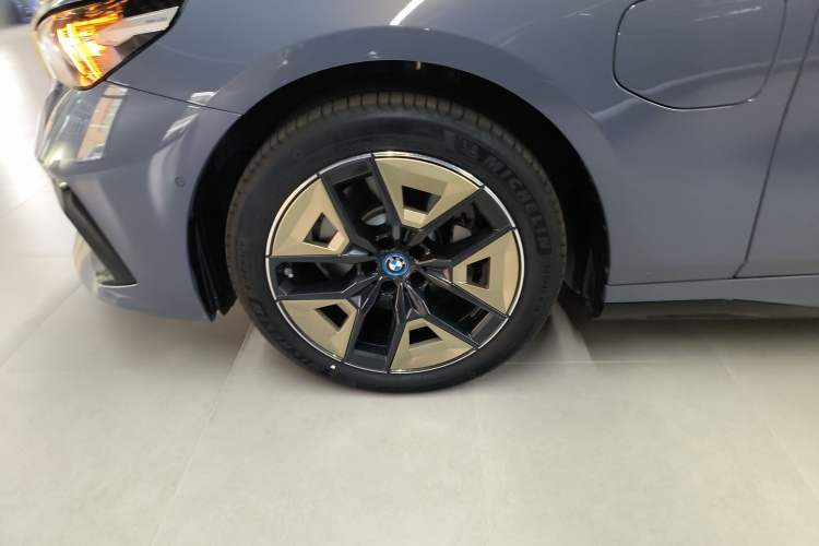 Used BMW i5 2024 eDrive 35L M Sport Package Left Front Wheel Hub