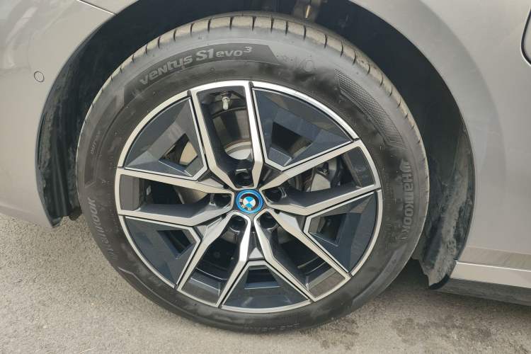 Used BMW i5 2024 eDrive 35L M Sport Package Left Front Wheel Hub