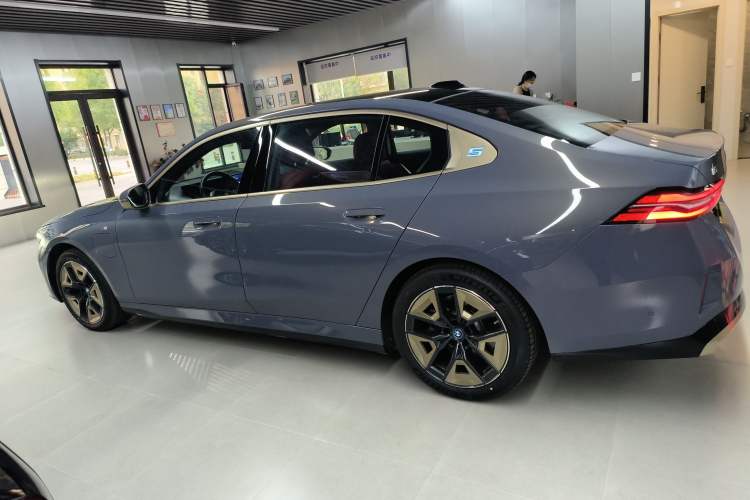 Used BMW i5 2024 eDrive 35L M Sport Package Left Side