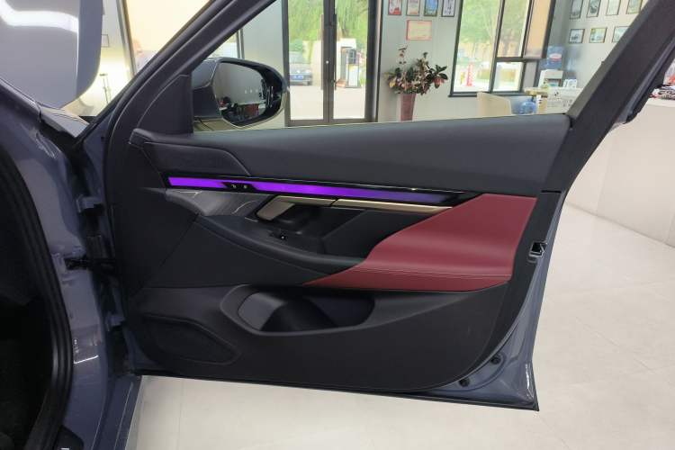 Used BMW i5 2024 eDrive 35L M Sport Package Right Front Door Interior