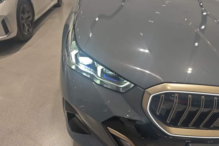 Used BMW i5 2024 eDrive 35L Luxury Model with M Sport Package Right Front Headlight