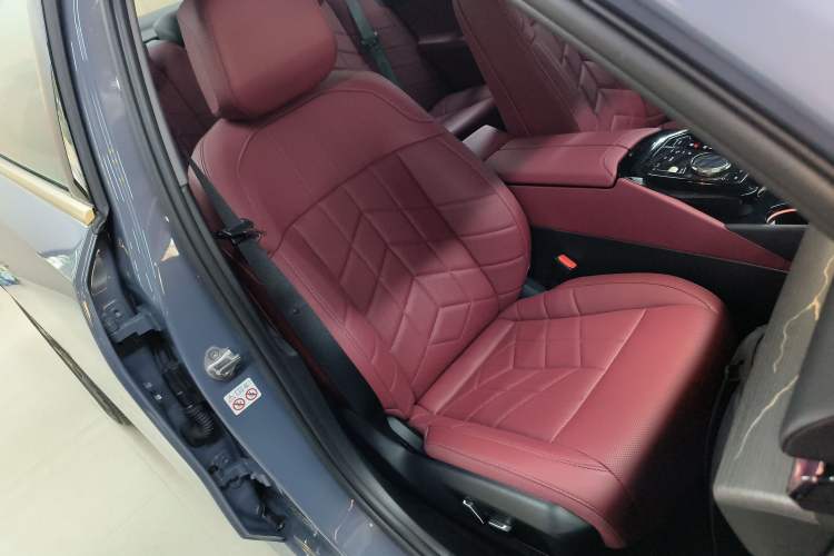 Used BMW i5 2024 eDrive 35L M Sport Package Right Front Seat
