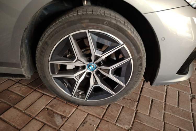 Used BMW i5 2024 eDrive 35L Prestige Luxury Package Right Front Wheel Hub