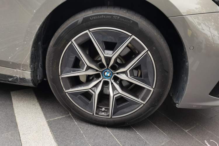 Used BMW i5 2024 eDrive 35L M Sport Package Right Front Wheel Hub