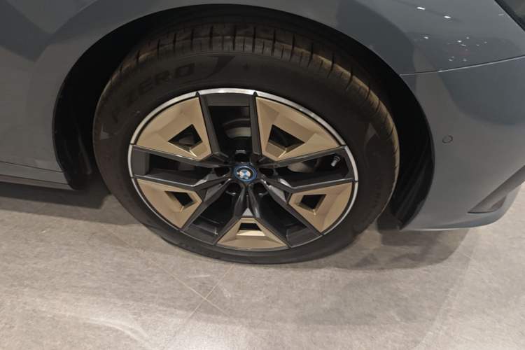 Used BMW i5 2024 eDrive 35L Luxury Model with M Sport Package Right Front Wheel Hub