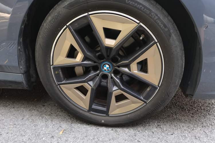 Used BMW i5 2024 eDrive 35L Luxury Model with M Sport Package Right Front Wheel Hub