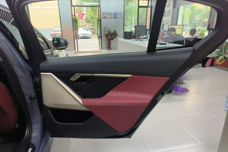 Used BMW i5 2024 eDrive 35L M Sport Package Right Rear Door Interior
