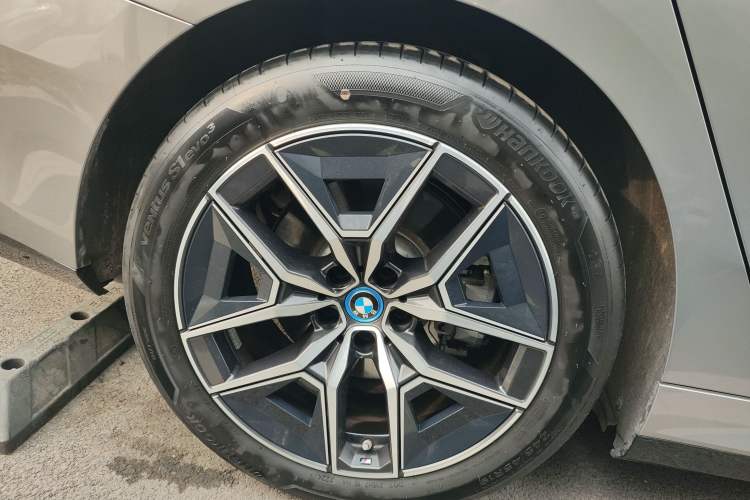 Used BMW i5 2024 eDrive 35L M Sport Package Right Rear Wheel Hub
