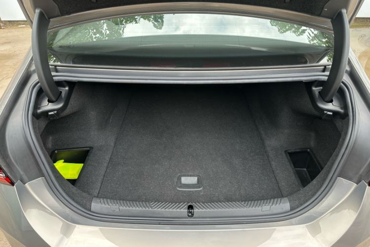 Used BMW i5 2024 eDrive 35L M Sport Package Trunk