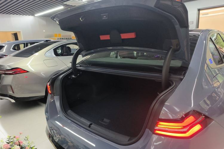 Used BMW i5 2024 eDrive 35L M Sport Package Trunk