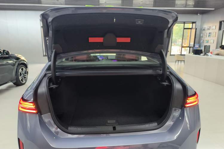 Used BMW i5 2024 eDrive 35L M Sport Package Trunk