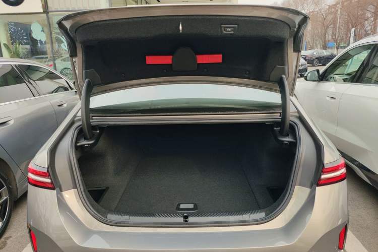 Used BMW i5 2024 eDrive 35L M Sport Package Trunk