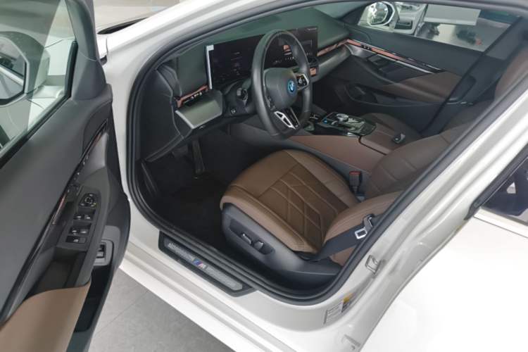 Used BMW i5 2024 eDrive 35L M Sport Package Driver Seat