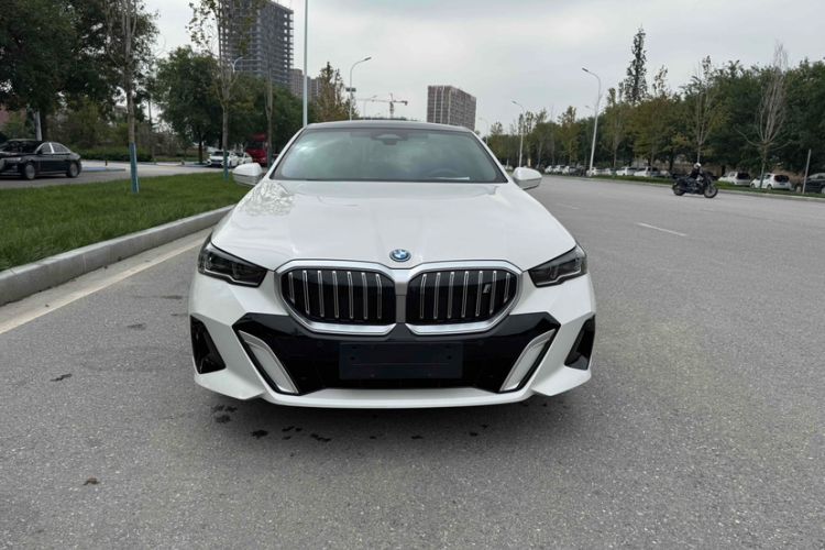 Used BMW i5 2024 eDrive 35L Luxury Model with M Sport Package Exterior 1