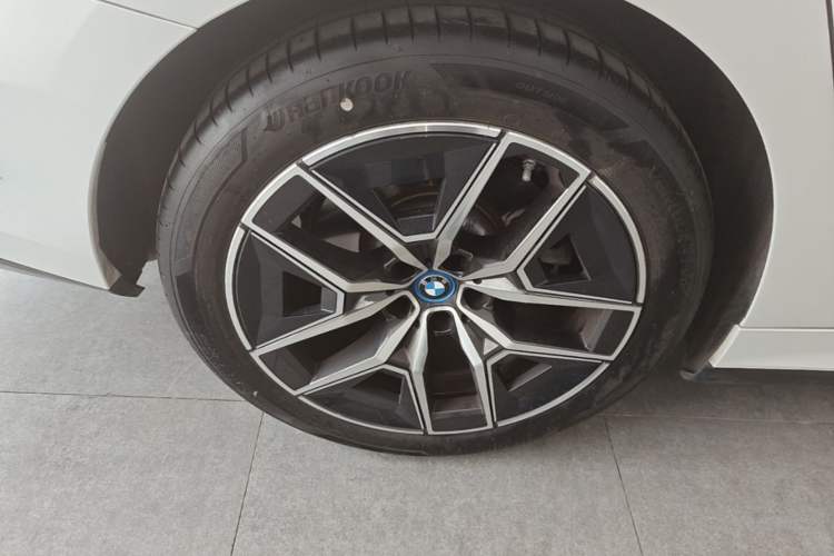 Used BMW i5 2024 eDrive 35L Luxury Model with M Sport Package Exterior 2