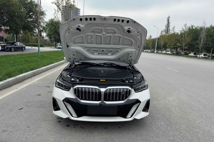 Used BMW i5 2024 eDrive 35L Luxury Model with M Sport Package Exterior 2