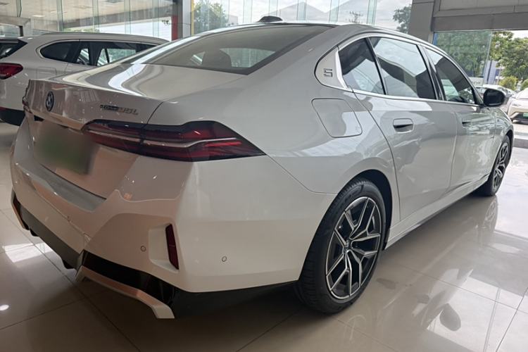 Used BMW i5 2024 eDrive 35L Luxury Model with M Sport Package Exterior 2