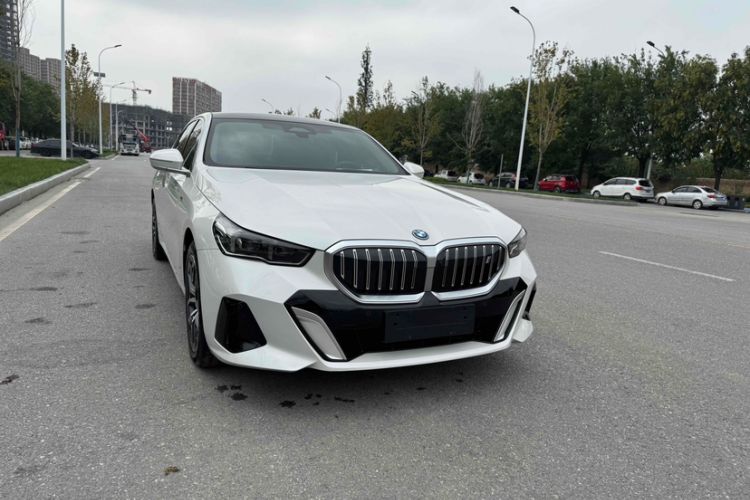 Used BMW i5 2024 eDrive 35L Luxury Model with M Sport Package Exterior 3