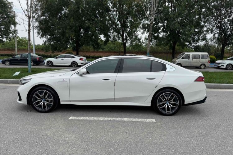 Used BMW i5 2024 eDrive 35L Luxury Model with M Sport Package Exterior 4