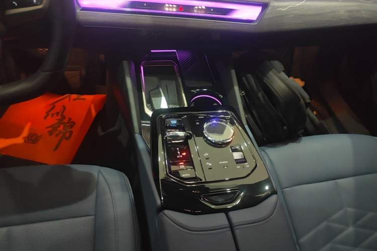 Used BMW i5 2024 eDrive 35L Luxury Model with M Sport Package Gear Lever