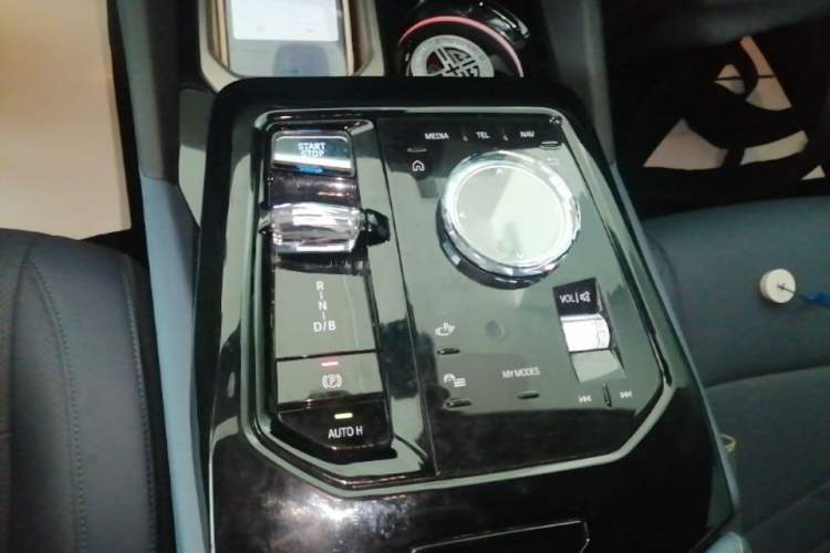 Used BMW i5 2024 eDrive 35L Luxury Model with M Sport Package Gear Lever