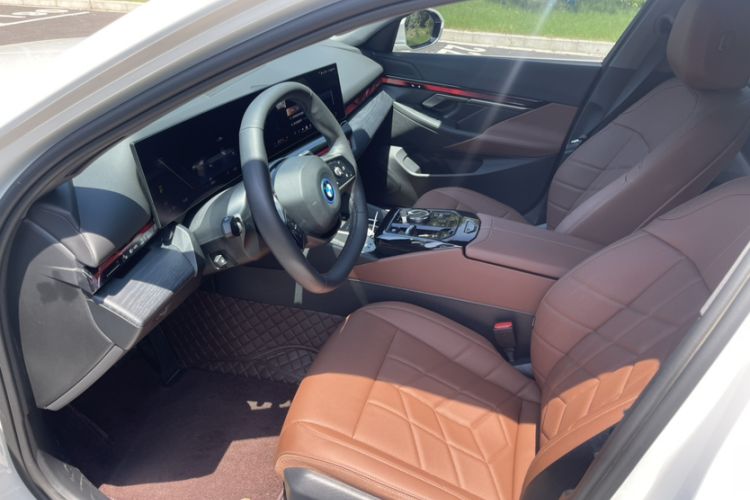 Used BMW i5 2024 eDrive 35L Luxury Package Interior 1
