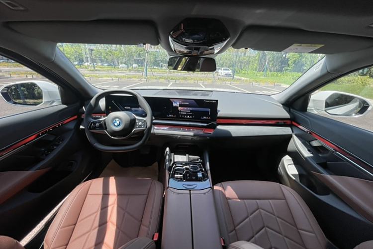 Used BMW i5 2024 eDrive 35L Luxury Package Interior 10