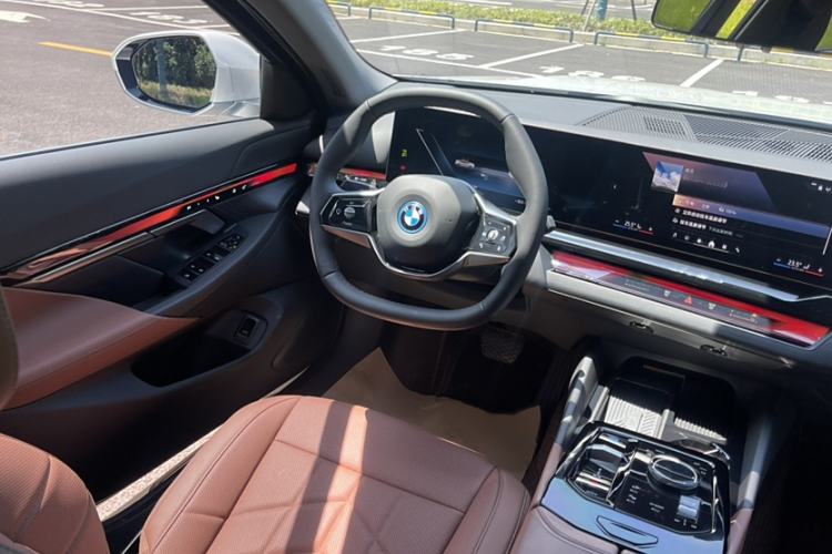 Used BMW i5 2024 eDrive 35L Luxury Package Interior 11