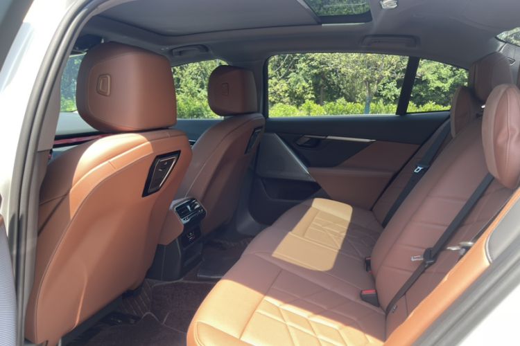 Used BMW i5 2024 eDrive 35L Luxury Package Interior 3