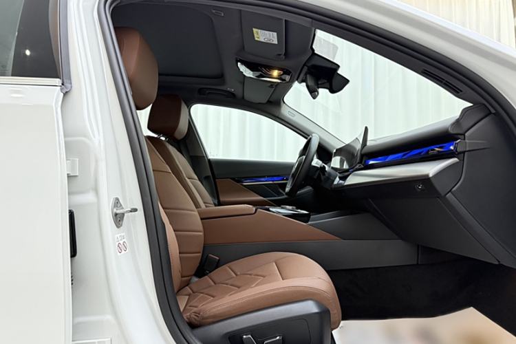 Used BMW i5 2024 eDrive 35L M Sport Package Interior 4