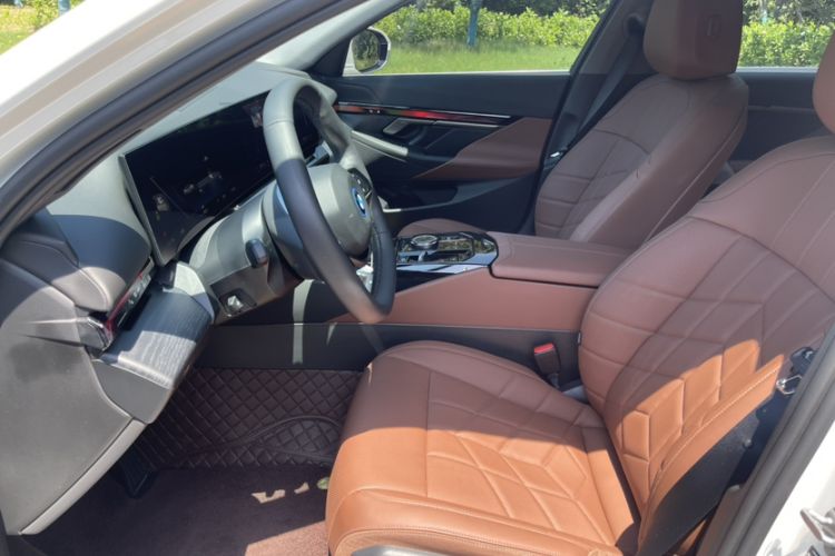 Used BMW i5 2024 eDrive 35L Luxury Package Interior 5