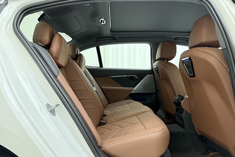 Used BMW i5 2024 eDrive 35L M Sport Package Interior 5
