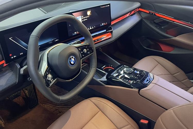 Used BMW i5 2024 eDrive 35L Luxury Package Interior 6