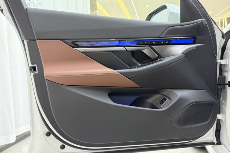 Used BMW i5 2024 eDrive 35L M Sport Package Interior 6