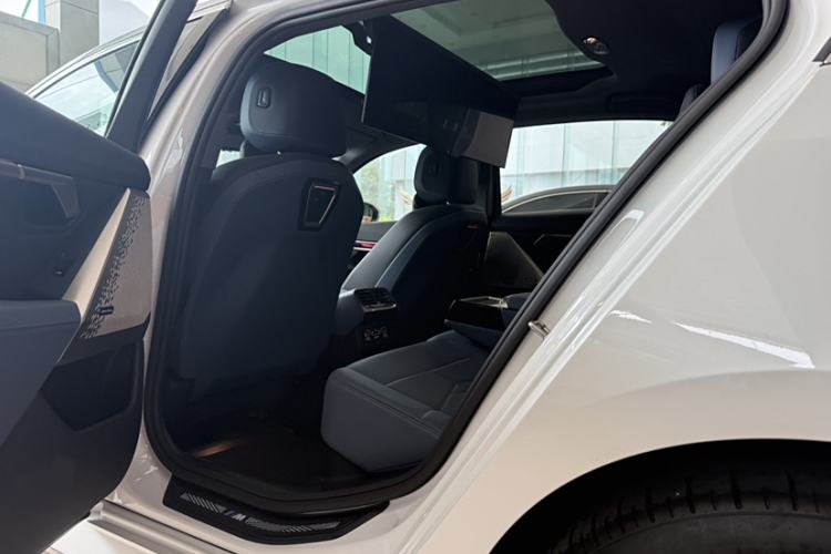 Used BMW i5 2024 eDrive 35L Luxury Model with M Sport Package Interior 7