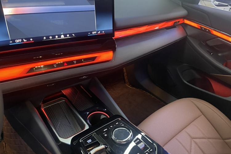 Used BMW i5 2024 eDrive 35L Luxury Package Interior 8