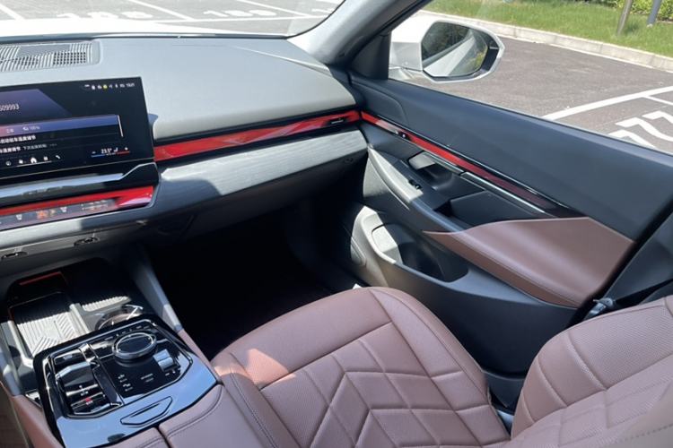 Used BMW i5 2024 eDrive 35L Luxury Package Interior 9