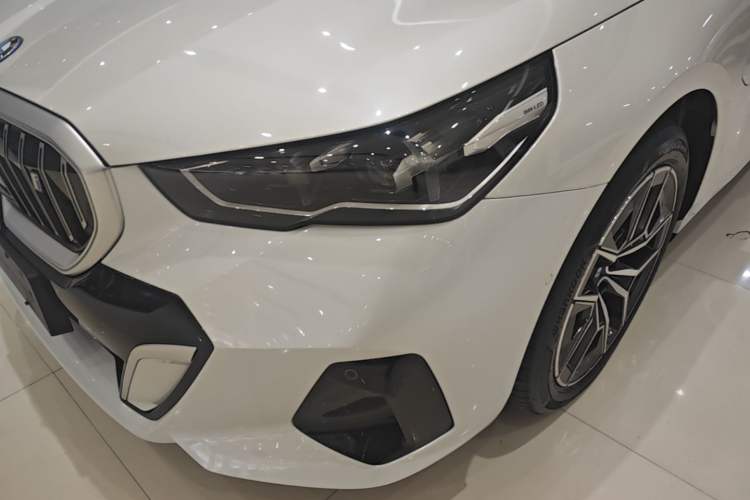 Used BMW i5 2024 eDrive 35L Luxury Model with M Sport Package Left Front Headlight