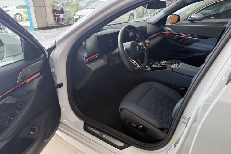 Used BMW i5 2024 eDrive 35L Luxury Model with M Sport Package Left Front Seat