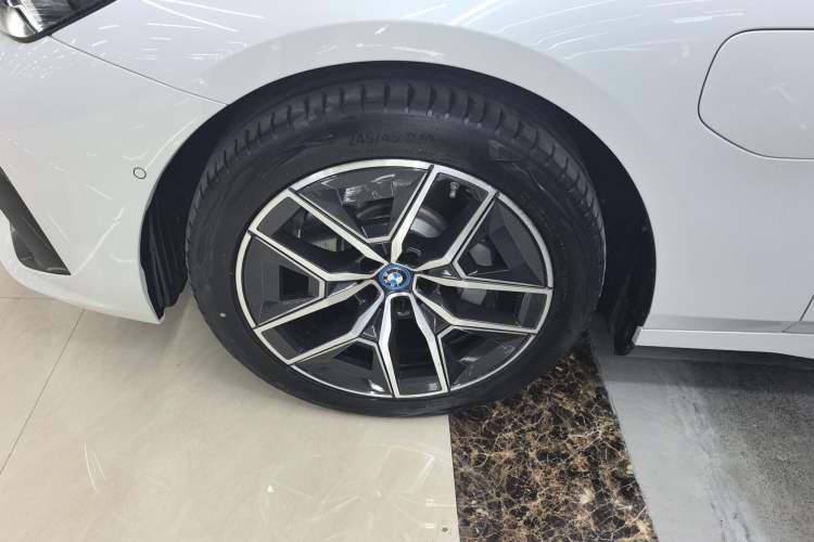 Used BMW i5 2024 eDrive 35L Luxury Model with M Sport Package Left Front Wheel Hub