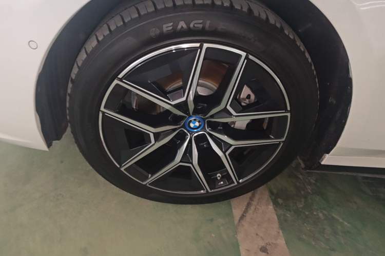 Used BMW i5 2024 eDrive 35L M Sport Package Left Front Wheel Hub