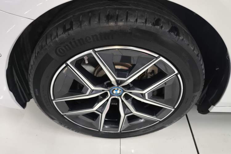 Used BMW i5 2024 eDrive 35L Luxury Model with M Sport Package Left Front Wheel Hub
